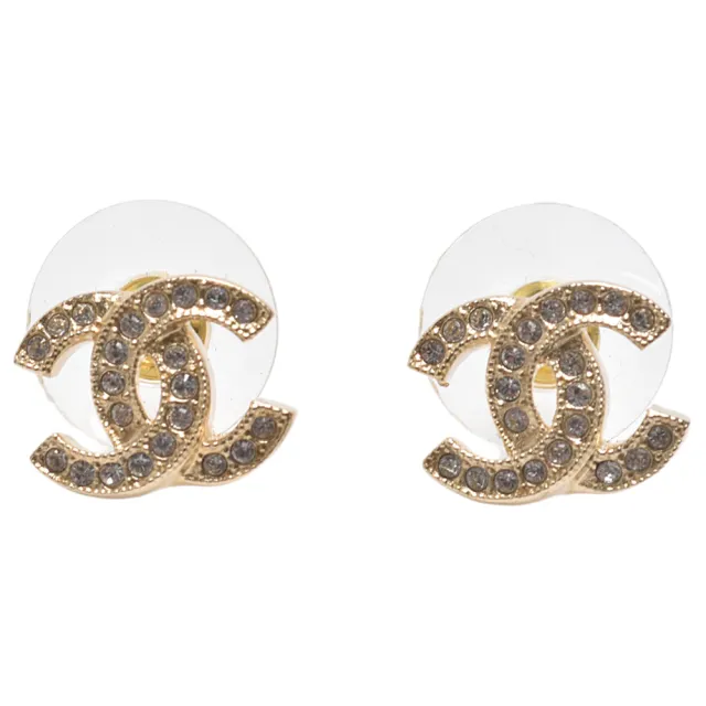 【CHANEL 香奈兒】經典水鑽雙C LOGO粒紋背面刻紋造型穿式耳環(金色ABE100-OR)