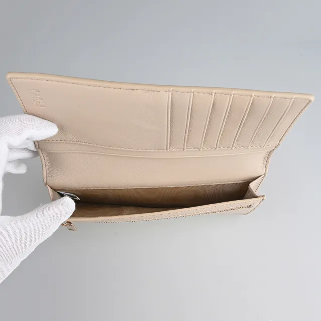 【FURLA 芙拉】Flow淡金拱門金屬LOGO小牛皮扣帶長夾(燕麥白)