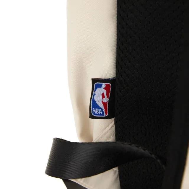 【NBA】NBA 隊伍徽章 後背包 淺卡其(3425174061)
