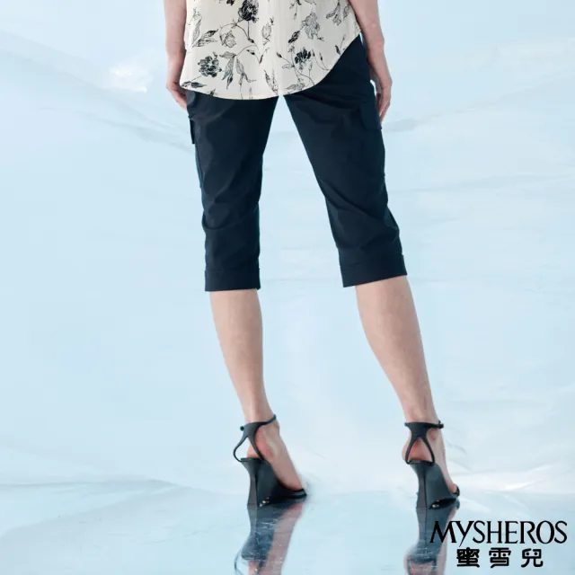 【MYSHEROS 蜜雪兒】造型休閒七分褲 前釦拉鍊後鬆緊 多口袋造型設計(黑)