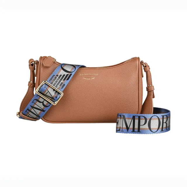 【EMPORIO ARMANI】EMPORIO ARMANI簡約燙印字母LOGO荔枝紋設計小牛皮拉鍊斜背包(烤糖棕)