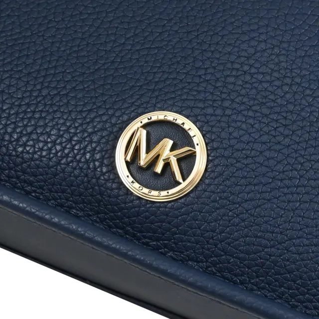 【Michael Kors】簡約圓標LOGO荔枝皮革寬背帶前口袋斜背包(深藍)