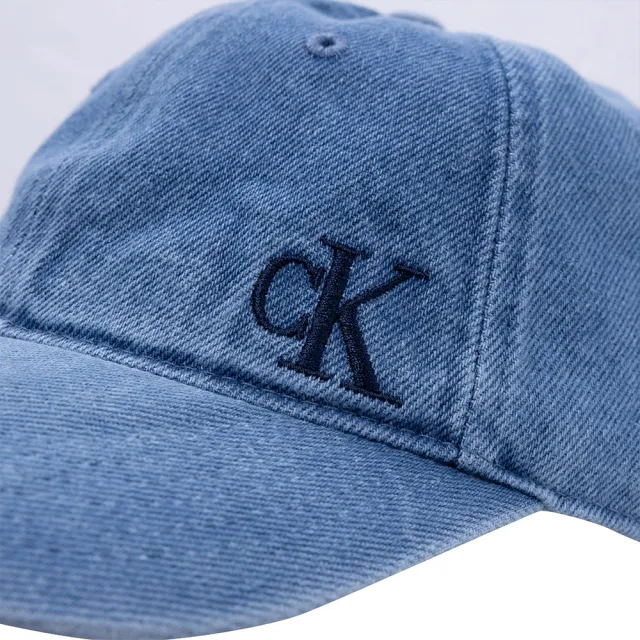 【Calvin Klein 凱文克萊】CK 經典刺繡文字可調式鴨舌帽-丹寧藍色(平輸品)