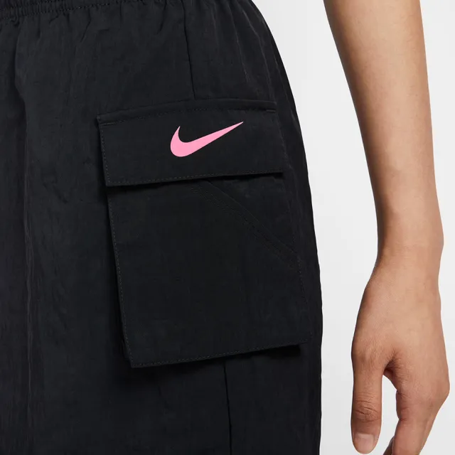 【NIKE 耐吉】AS W NSW ESSNTL WVN SHORT GCEL 黑 尼龍 短褲 女款 運動褲(HM4597-010 ∞)