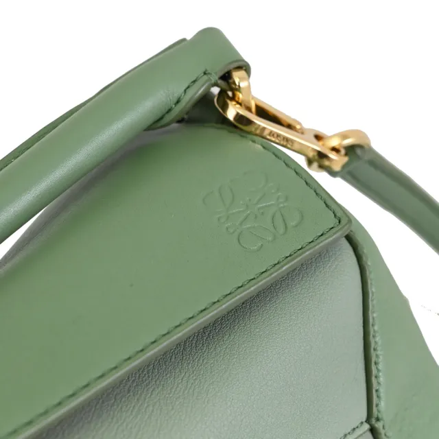 【LOEWE 羅威】Puzzle 經典撞色經典幾何拼接小牛皮手提兩用包(淺灰綠 小)entrupy安心購
