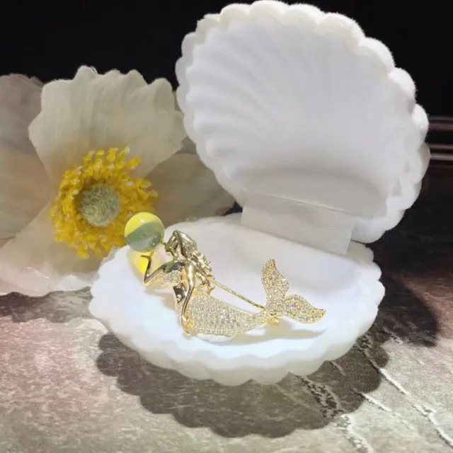 【勝弘珠寶】多明尼加藍珀美人魚胸針-8mm