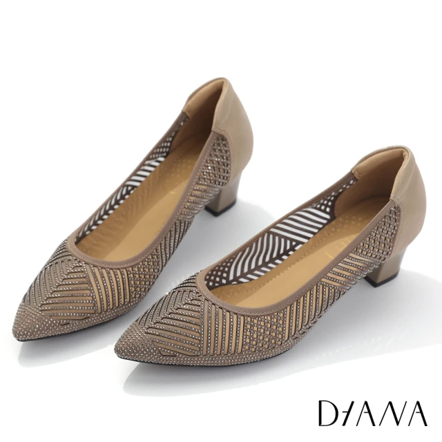 DIANA 質感羊皮x水鑽縷空幾何線條設計防磨枕頭尖頭跟鞋(白星)