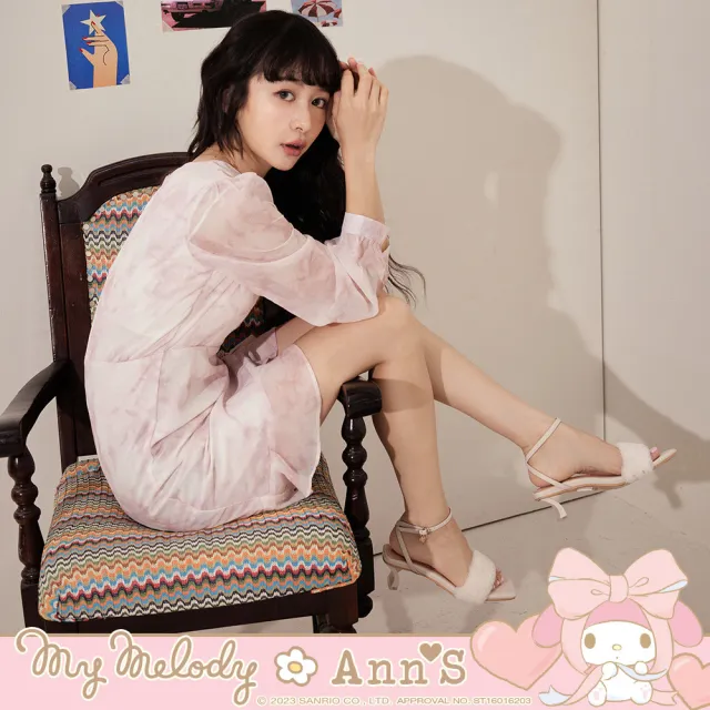 【Ann’S】Ann’S X Sanrio三麗鷗 美樂蒂聯名美樂蒂日系派對 舒適低跟毛毛一字涼鞋4cm(米白)