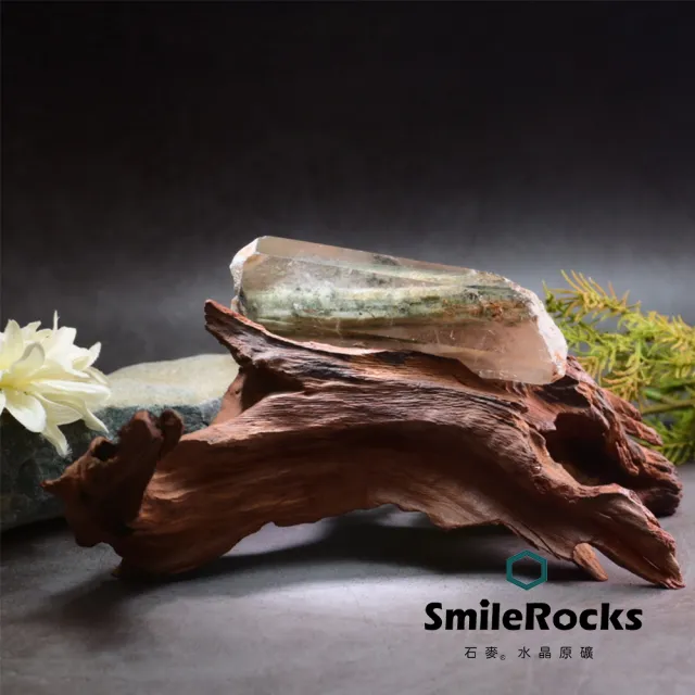 【SmileRocks 石麥】石麥水晶原礦  柱狀綠幽靈碧璽水晶No.0113300819(鐵梨木座)