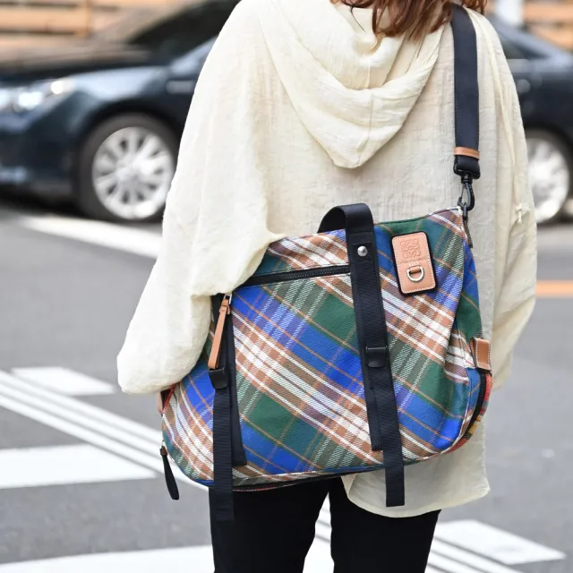 【LOEWE 羅威】品牌徽章LOGO雙面雙色格紋肩斜兩用托特包購物包