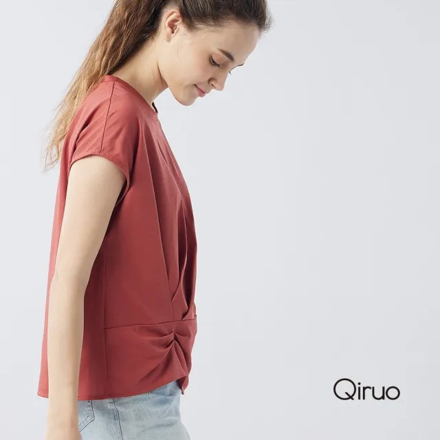 【Qiruo 奇若名品】小包袖左邊衣下擺抓皺 棉織布淺磚紅短袖上衣1305A