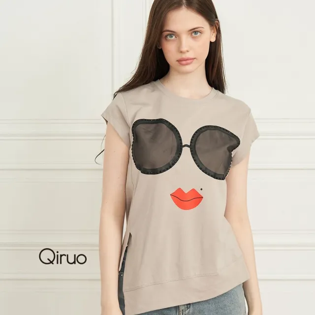 【Qiruo 奇若名品】棉質圓領下擺不規則大V車縫灰咖 胸前大眼墨鏡紅唇上衣