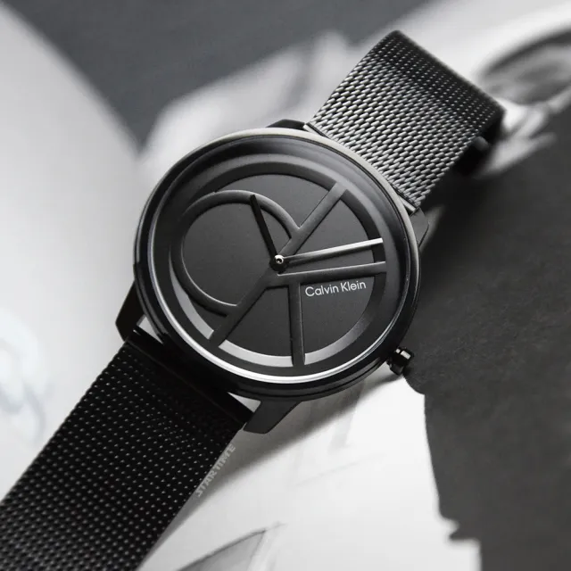 【Calvin Klein 凱文克萊】黑色系經典大CK logo 低調氣質 米蘭帶錶帶 手錶 腕錶 CK錶 39mm(25200028)