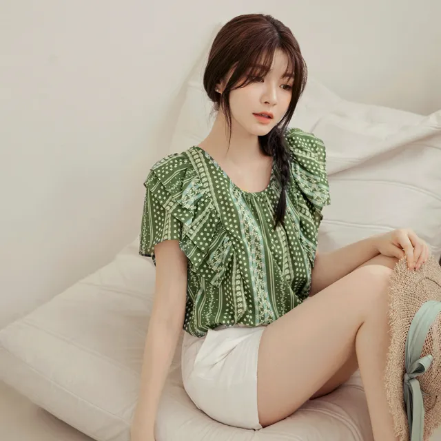 【OB 嚴選】不易皺花朵印花美背後綁帶傘袖上衣 《AB19540》