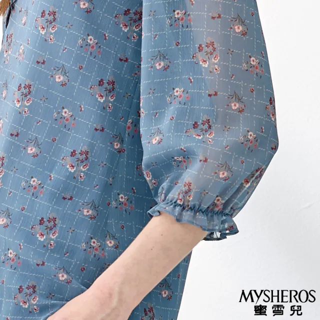 【MYSHEROS 蜜雪兒】雪紡長版造型上衣 半排釦荷葉領 碎花花邊縮口袖(灰藍)