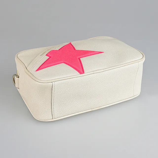 【GOLDEN GOOSE】GOLDEN GOOSE Star燙金字LOGO小牛皮粉紅星星圖案拉鍊斜背相機包(白/TOKIDOKI拉鍊短夾)