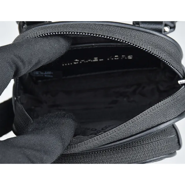 【Michael Kors】MK MICHAEL KORS LOGO拉鍊PVC滿版印花斜背相機包(迷你/黑)