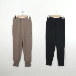 【CUMAR】腰內抽繩褲口小開衩休閒褲(黑 咖)