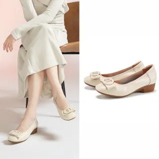 【MAGY】蝴蝶結造型飾釦真皮低跟鞋(米色)