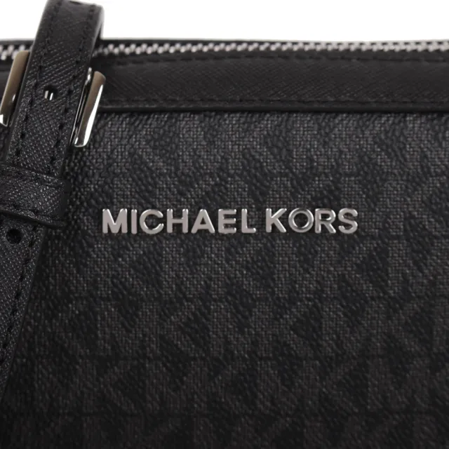 【Michael Kors】銀字滿版防刮LOGO拉鍊斜背方包(黑灰)