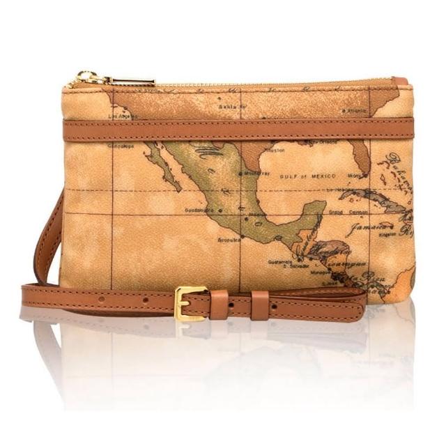  Alviero Martini 斜揹包以咖啡色系牛皮與合成皮材質打造，內裡棉尼龍舒適耐用。尺寸23x16x7cm，適合女性日常攜帶，拉鍊開口設計安全便捷，內含1個內袋，義大利原廠正品，輕巧實用不佔空間，完美結合時尚與功能，是都市女性的理想側背配件。 