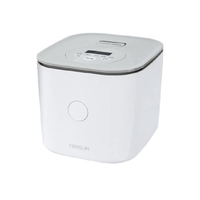 元山 YS-5041RCM 陶瓷電暖器採用優質陶瓷材質，容量達2公升以上，適閤家庭或辦公室使用。電壓110V、頻率60Hz，消耗功率300~400W，提供高效安全加熱。尺寸約W212 x D251 x H193 mm，重量僅2.35 kg，便於攜帶。產地中國，享有1年保固，並透過BSMI許可字號R73023認證，確保品質可靠，是冬季保暖的理想選擇。