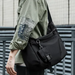 【MoonDy】交換禮物 郵差包 韓版斜背包 男生包包 多功能包包 工裝包 14吋筆電包 黑色斜背包 休閒郵 