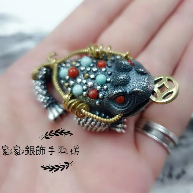 【家家銀飾手工坊】咬錢三腳蟾蜍擺件(925純銀咬錢三腳蟾蜍擺件鑲崁銅錢綠松南紅)