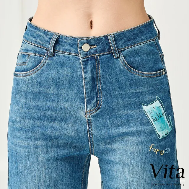 【MYSHEROS 蜜雪兒】VITA 高含棉直筒牛仔褲 貓咪印花英字刺繡(藍)