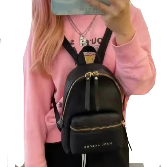 【MARC JACOBS】MJ專櫃款荔枝紋皮革印字LOGO前口袋設計雙拉鍊後背包(黑色/迷你款/贈原廠紙袋)