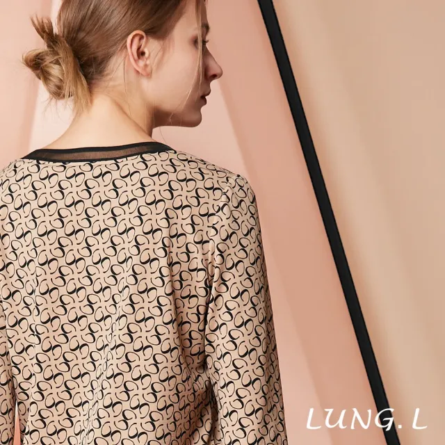 【LUNG.L 林佳樺】LR13A卡其色滿版印花下擺扭結七分袖女裝上衣(秋冬新品)