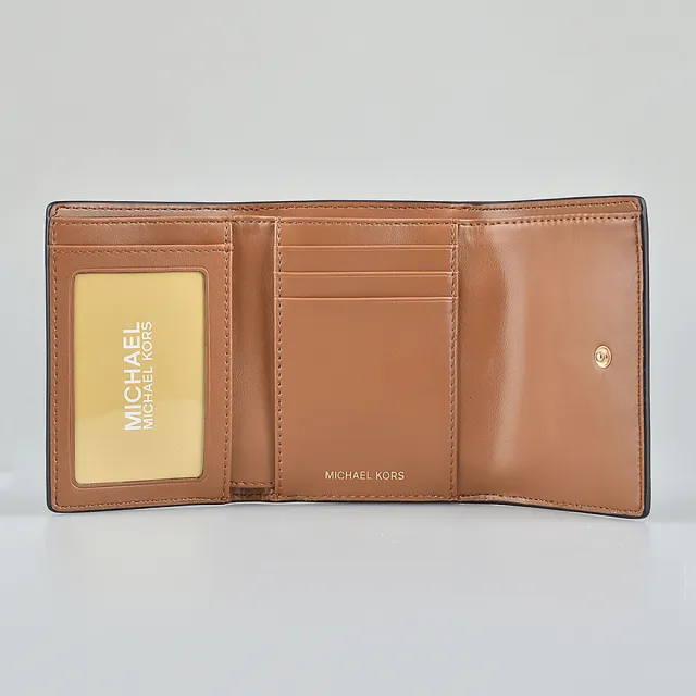 【Michael Kors】MK MICHAEL KORS PARKER縮寫LOGO釦式4卡滿版印花PVC三折短夾(橡子棕x深褐)