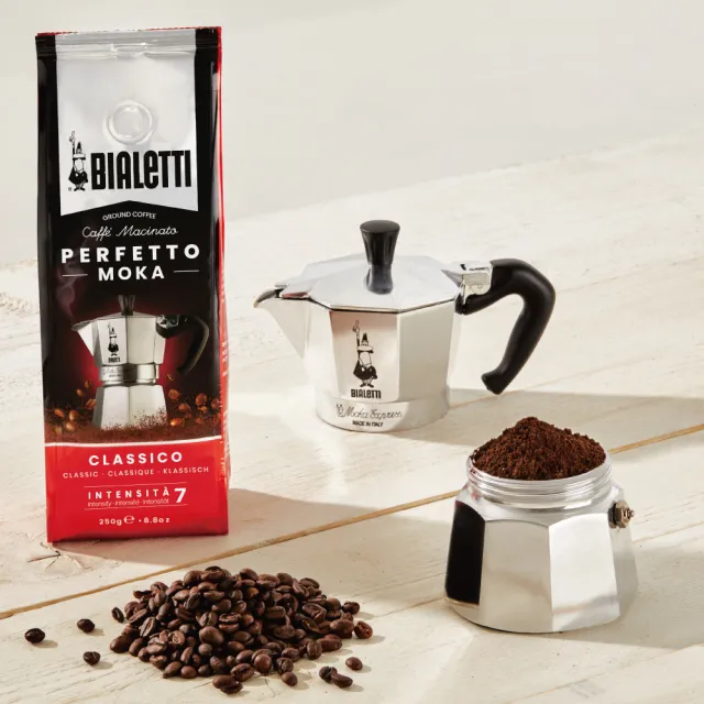 【Bialetti 比亞樂堤】經典摩卡壺MOKA90週年MR.DOODLE聯名款-3杯份(贈90週年聯名造型背包/免插電咖啡壺/)