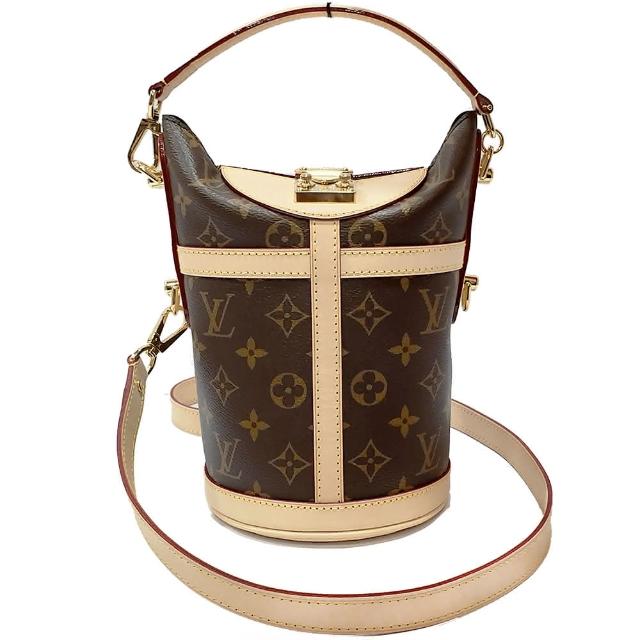 LV LOUIS VUITTON 經典 DUFFLE 系列 Monogram 帆布印花牛皮鑲飾手提/斜背水桶包，咖啡色系設計，適合女性使用。外層為高質感牛皮與 Monogram 帆布印花組合，搭配可拆式背帶，提供手提與斜背兩種背法。內層為布面材質，內設1個內袋，方便收納小物。原廠配件包含防塵套與品控卡，為法國製造的歐洲真品平行輸入商品。