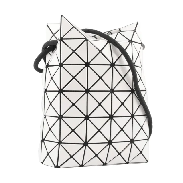 【ISSEY MIYAKE 三宅一生】BAO BAO WRING 亮面抽繩水桶包(白色)