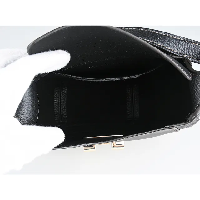 【FURLA 芙拉】FURLA Club 2金屬刻印LOGO荔枝紋拼滑面牛皮吸釦式肩背包(黑)