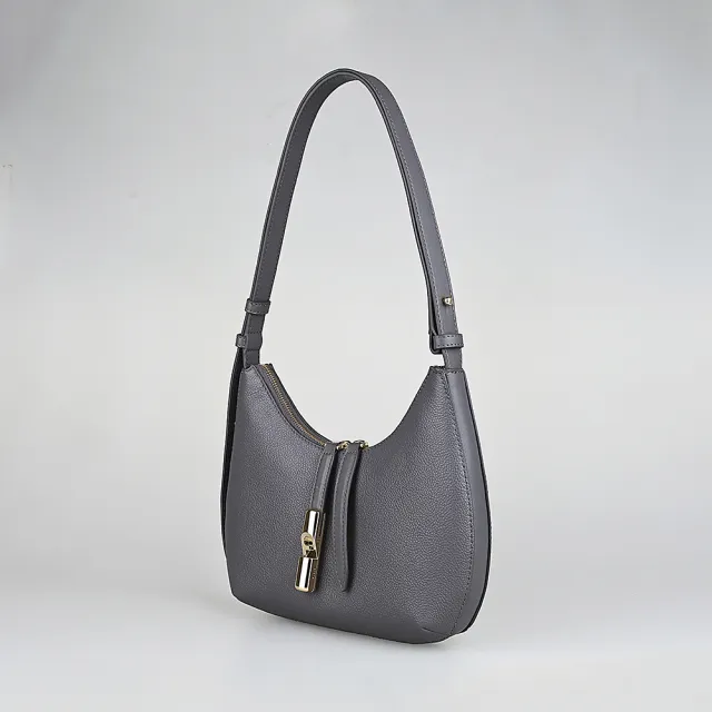 【FURLA 芙拉】FURLA GOCCIA金屬圓柱LOGO粒面小牛皮拉鍊肩背斜背包(土灰)
