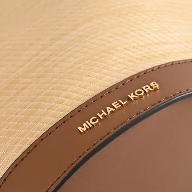 【Michael Kors】金屬LOGO吊飾草編拼接肩斜手提包水桶包兩用包(咖邊)