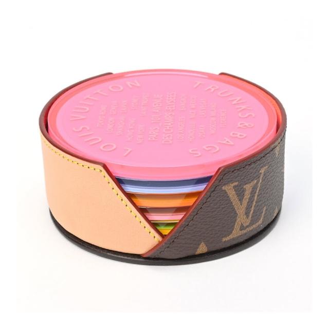 LOUIS VUITTON 路易威登 GI0489 系列的 Monogram Fluo 城市系列杯墊組，以鮮艷螢光色為特色，採用高品質樹脂材質，完美搭配玻璃杯使用，兼具時尚與實用性，是收藏與日常使用的理想選擇。