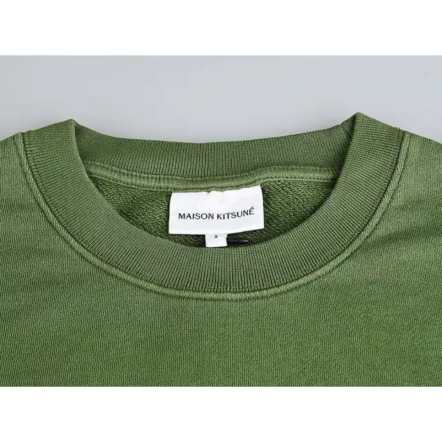 【Maison Kitsune】MAISON KITSUNE Chillax優雅休假狐狸刺繡LOGO布標設計純綿圓領長袖T恤(男款/軍綠)