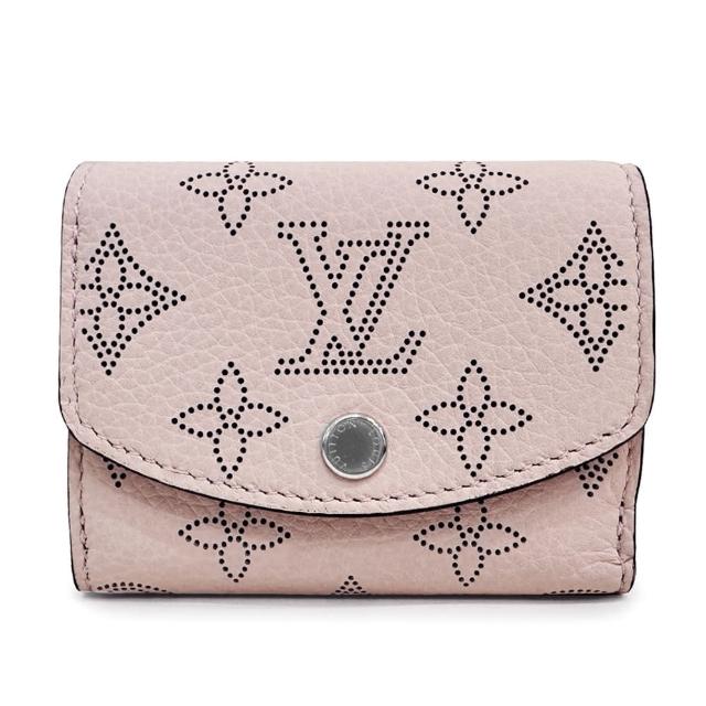 這款 LV 路易威登 M82795 經典 Monogram 打孔通花 Iris XS 系列 Mahina 小牛皮三折錢包短夾，以優雅的粉紅色皮革為基底，搭配品牌經典的數字與英文字母圖案，展現歐系精品風格。設計簡約大方，適合女性、男性及中性風格，是日常出街或商務場合的理想選擇。
