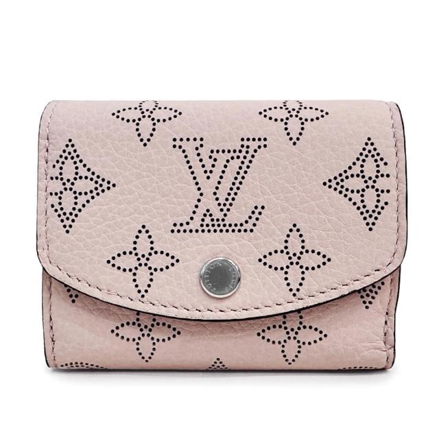 LV LOUIS VUITTON路易威登 M82795 經典 Monogram 打孔通花 Iris XS 系列 Mahina 小牛皮三折錢包短夾 這款 LV 路易威登 M82795 經典 Monogram 打孔通花 Iris XS 系列 Mahina 小牛皮三折錢包短夾,以優雅的粉紅色皮革為基底,搭配品牌經典的數字與英文字母圖案,展現歐系精品風格。設計簡約大方,適合女性、男性及中性風格,是日常出街或商務場合的理想選擇。