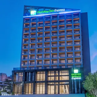 【嘉義智選假日酒店】買1晚送1晚★雙人含早(平日加2位兒童免費或升等特大床客房)