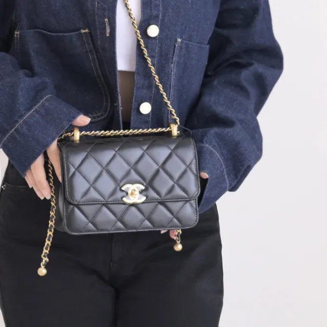 【CHANEL 香奈兒】限定款經典雙C LOGO小雙金球款菱格紋小牛皮肩斜三用翻蓋鍊包(黑)