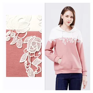 【MYVEGA 麥雪爾】MA異材質拼接太空棉蕾絲綉花連帽上衣-粉