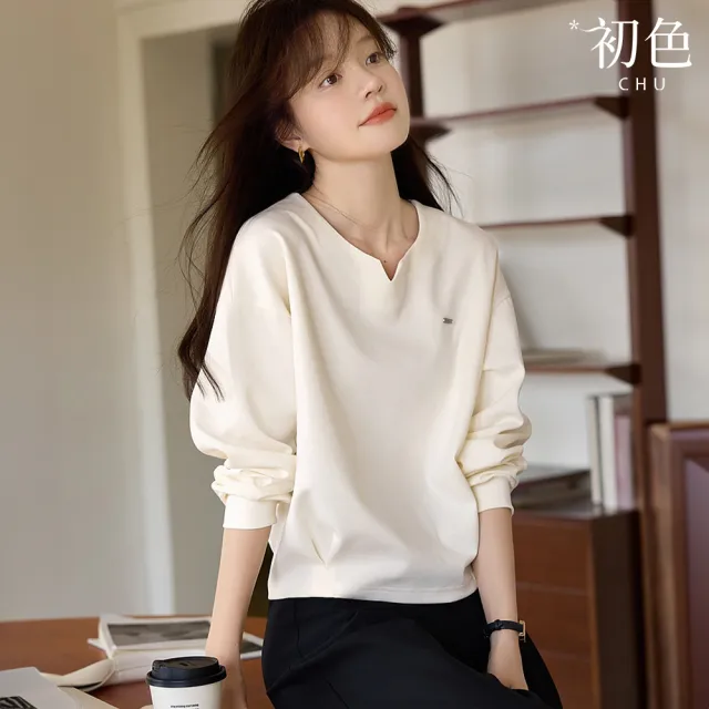 【初色】都市風韓版寬鬆純色金屬標小V領長袖短款T恤上衣女上衣-米白色-38738(M-2XL可選)