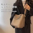 【上班族必備】特殊色溫柔奶灰基礎通勤包(日系 大容量 寬肩帶 水桶包 單肩包 肩背包