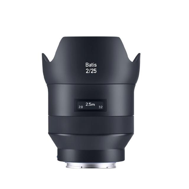  ZEISS 蔡司 Batis 2/25 25mm f/2.0 超廣角定焦鏡頭，專為 SONY E-Mount 全片幅無反相機設計，提供 82° 廣闊視角，適合風景與建築攝影。10/8 鏡片結構確保優異成像品質，67mm 濾鏡尺寸，92mm x 81mm 輕巧機身僅 335g，型號 ZSP2103-750 公司貨，享有 36 個月以上保固。完美搭配 SONY α 系列，展現蔡司傳奇光學效能。 