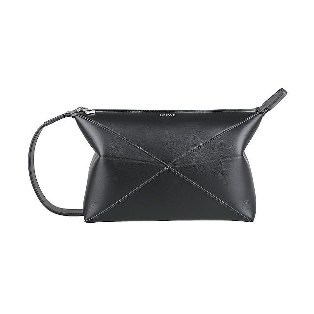 LOEWE羅威 Puzzle Fold LOEWE Puzzle Fold 是一款時尚且實用的肩揹包,採用高品質牛皮與麂皮製作,設計簡約大方,適合日常使用。多種顏色選擇,包括深藍、暖沙漠、撞色棉花白x卡其等,提供不同風格的搭配。無內部與外部夾層,適合存放筆電、檔案等基本物品。提把長約57公分,背帶長度可調,輕便易攜。為真品/義大利商品,請注意商品配件以實際到貨為準。