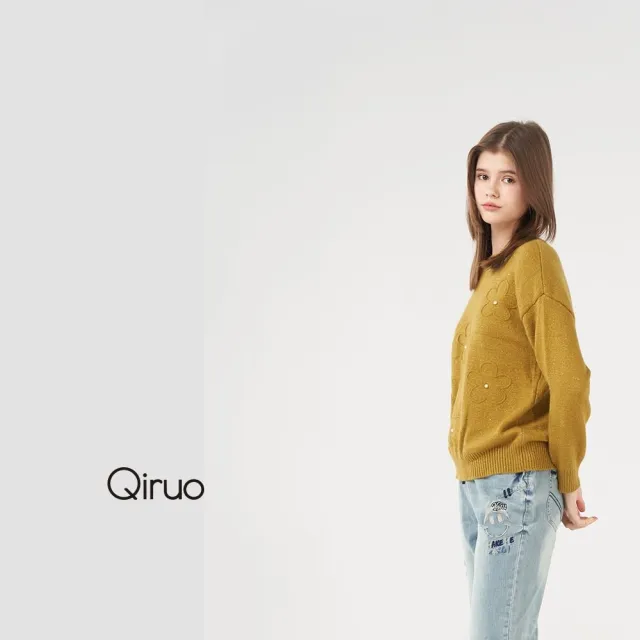 【Qiruo 奇若名品】專櫃芥末色小羊毛上衣 精品時尚保暖造型花朵珍珠點綴
